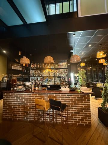 Immeuble d'activités et de bureaux VERRIERES LE BUISSON 953.43 m²