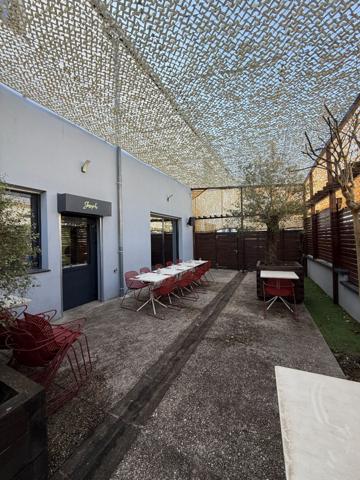 Immeuble d'activités et de bureaux VERRIERES LE BUISSON 953.43 m²