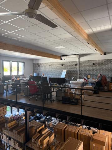 Immeuble d'activités et de bureaux VERRIERES LE BUISSON 953.43 m²