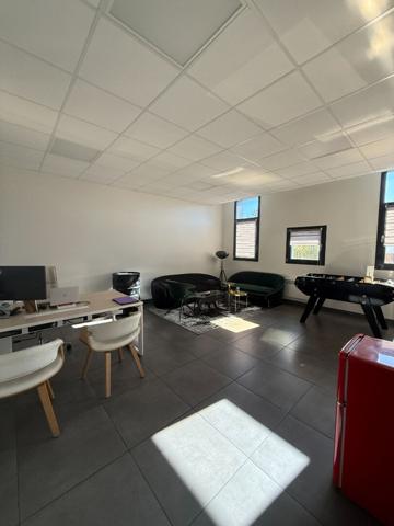 Immeuble d'activités et de bureaux VERRIERES LE BUISSON 953.43 m²