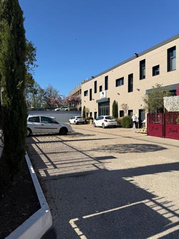 Immeuble d'activités et de bureaux VERRIERES LE BUISSON 953.43 m²