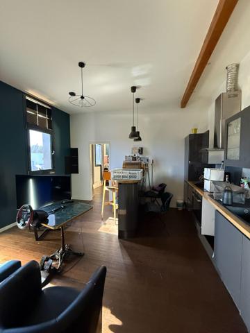 Immeuble d'activités et de bureaux VERRIERES LE BUISSON 953.43 m²