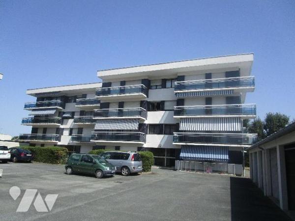 A vendre à CHATEAUROUX (36) quartier Pierre et Marie Curie appartement 3eme étage avec ascenseu...