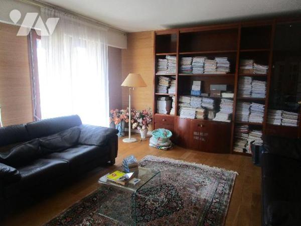 A vendre à CHATEAUROUX (36) quartier Pierre et Marie Curie appartement 3eme étage avec ascenseu...