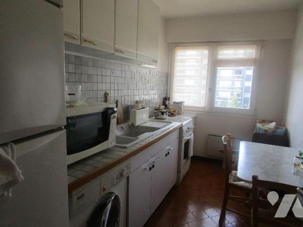 A vendre à CHATEAUROUX (36) quartier Pierre et Marie Curie appartement 3eme étage avec ascenseu...