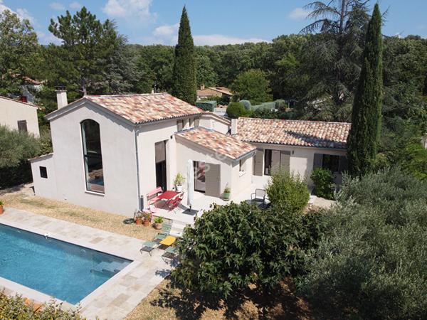 Lourmarin - Propriété de charme avec dépendance et piscine au sel chauffée