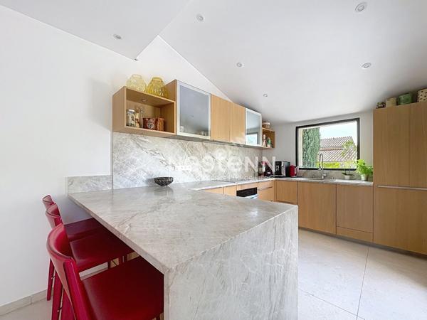 Lourmarin - Propriété de charme avec dépendance et piscine au sel chauffée