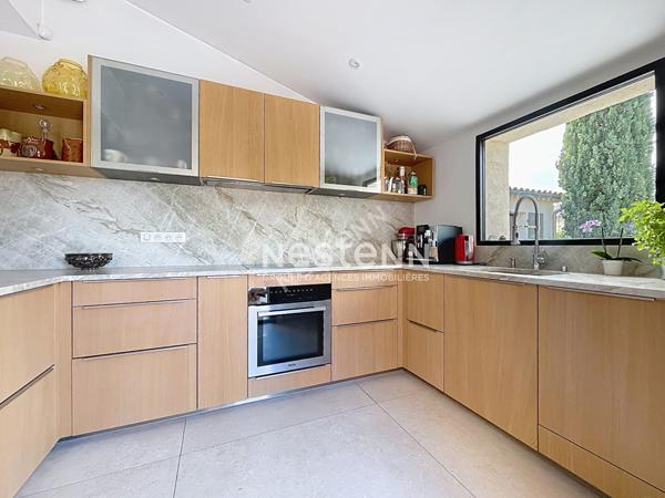 Lourmarin - Propriété de charme avec dépendance et piscine au sel chauffée