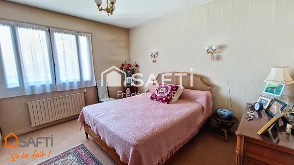 Maison T9 270m² avec garage, dépendance et parc arboré.