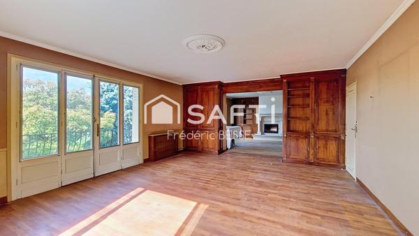 Maison T9 270m² avec garage, dépendance et parc arboré.