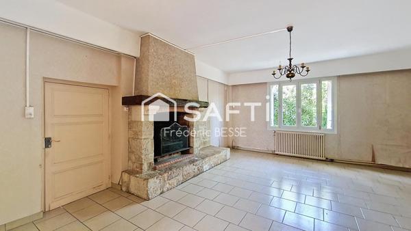 Maison T9 270m² avec garage, dépendance et parc arboré.