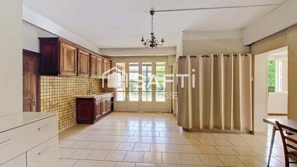 Maison T9 270m² avec garage, dépendance et parc arboré.