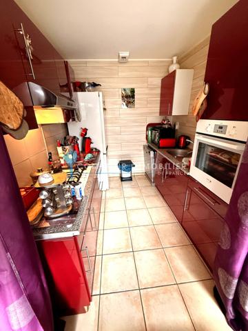 Rez de jardin
                                                                                                                                                                                                                                                                                                                        3 pièce(s)                                                                                                                                                                                                          2 chambre(s)                                                                                                                                                                                                          77.53  m²
