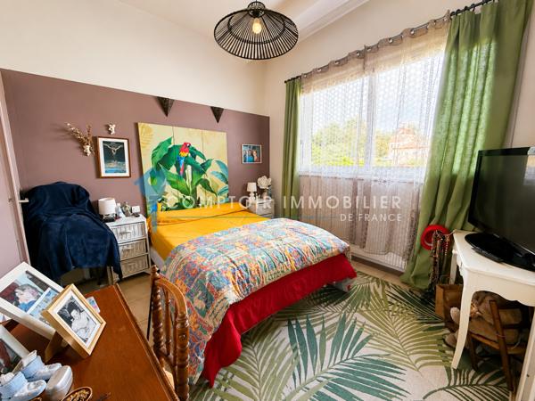 Rez de jardin
                                                                                                                                                                                                                                                                                                                        3 pièce(s)                                                                                                                                                                                                          2 chambre(s)                                                                                                                                                                                                          77.53  m²