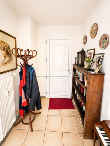 Rez de jardin
                                                                                                                                                                                                                                                                                                                        3 pièce(s)                                                                                                                                                                                                          2 chambre(s)                                                                                                                                                                                                          77.53  m²