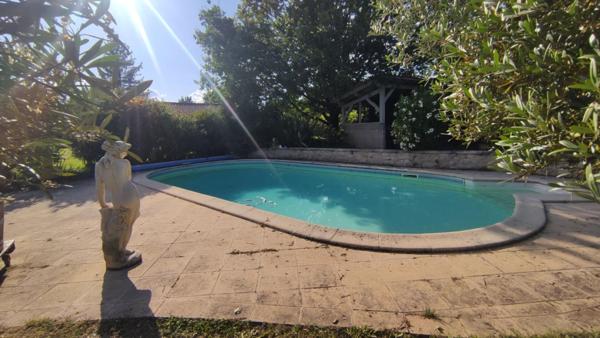 Maison de 148m² avec 4 chambres, piscine et dépendances