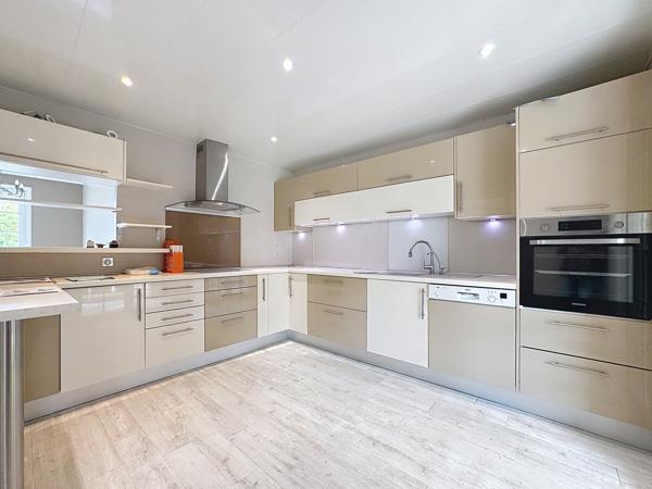 Maison
         6 pièces
        - 187 m² Exclusivité 625 000 € *