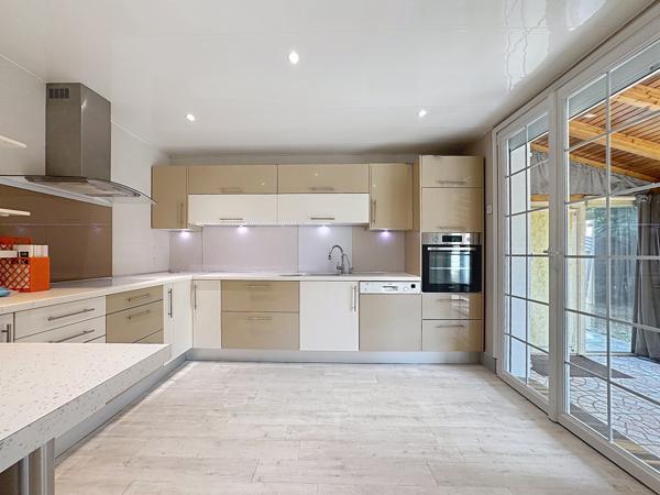 Maison
         6 pièces
        - 187 m² Exclusivité 625 000 € *