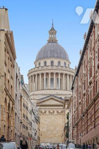 Au pied du Pantheon