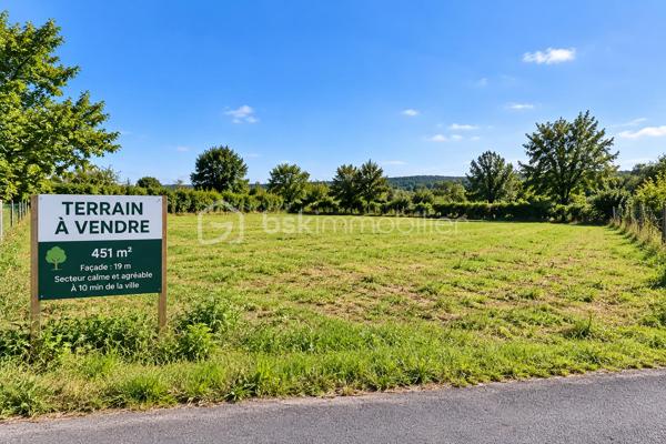*** Nouveauté en Exclusivité : Terrain à bâtir de 451 m² pour concrétiser votre projet de construction et imaginer une maison adaptée à vos envies ***

Venez découvrir ce terrain de 451 m², idéalement situé dans un secteur agréable et calme, tout en restant à seulement 10 minutes de la ville.

Avec sa façade d’environ 19 mètres, ce terrain offre de belles possibilités pour concrétiser votre projet de construction et imaginer une maison adaptée à vos envies.

Vous apprécierez particulièrement son environnement paisible, sa belle superficie et sa proximité avec la ville, permettant de profiter du calme tout en restant proche des commodités.

Terrain de 451 m² – Façade de 19 m – À seulement 10 min de la ville.

Une belle opportunité à découvrir rapidement !