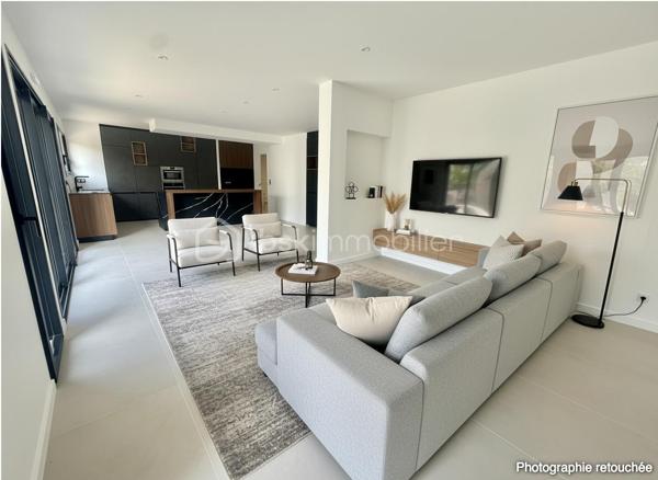 Vous cherchez une maison clé en main, moderne et lumineuse ? Ne cherchez plus.
Située sur la commune prisée de Le Rheu, cette maison contemporaine neuve, jamais habitée, offre des prestations haut de gamme et des volumes exceptionnels.
À seulement 5 minutes du centre-ville et de toutes les commodités (écoles, commerces…) et 15 minutes de Rennes.

✨ Dès l’entrée, le charme opère :
Une pièce de vie spacieuse et baignée de lumière avec cuisine ouverte entièrement équipée + cave à vin intégrée.
Une suite parentale au rez-de-chaussée avec dressing, une salle d’eau privative et wc privé. 
Buanderie + WC séparé.

🛏 À l’étage :
Un espace mezzanine idéal (bureau, coin détente…)
4 belles chambres, dont 3 avec accès direct à une terrasse 🌞
Salle de bain avec baignoire + douche
WC séparé

🌿 Côté extérieur :
Terrain entièrement clos + terrasse pour profiter des beaux jours en toute tranquillité.

♨️ Confort & performance énergétique :
Maison chauffée par une pompe à chaleur sans groupe extérieur (aucune nuisance sonore),
alimentant un plancher chauffant au rez-de-chaussée et des radiateurs à l’étage → confort optimal toute l’année.

💎 Ce qu’on adore :
✔ Maison neuve = zéro travaux
✔ 5 chambres dont suite parentale au RDC
✔ Mezzanine polyvalente
✔ Prestations premium
✔ Luminosité exceptionnelle
✔ Proximité immédiate des commodités
✔ Accès rapide à Rennes

Certaines photos sont non contractuelles et aident à la projection. 
📞 Bien rare sur le secteur – à visiter sans tarder !
Un conseiller disponible 7/7.