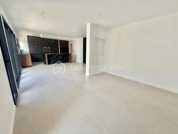 Vous cherchez une maison clé en main, moderne et lumineuse ? Ne cherchez plus.
Située sur la commune prisée de Le Rheu, cette maison contemporaine neuve, jamais habitée, offre des prestations haut de gamme et des volumes exceptionnels.
À seulement 5 minutes du centre-ville et de toutes les commodités (écoles, commerces…) et 15 minutes de Rennes.

✨ Dès l’entrée, le charme opère :
Une pièce de vie spacieuse et baignée de lumière avec cuisine ouverte entièrement équipée + cave à vin intégrée.
Une suite parentale au rez-de-chaussée avec dressing, une salle d’eau privative et wc privé. 
Buanderie + WC séparé.

🛏 À l’étage :
Un espace mezzanine idéal (bureau, coin détente…)
4 belles chambres, dont 3 avec accès direct à une terrasse 🌞
Salle de bain avec baignoire + douche
WC séparé

🌿 Côté extérieur :
Terrain entièrement clos + terrasse pour profiter des beaux jours en toute tranquillité.

♨️ Confort & performance énergétique :
Maison chauffée par une pompe à chaleur sans groupe extérieur (aucune nuisance sonore),
alimentant un plancher chauffant au rez-de-chaussée et des radiateurs à l’étage → confort optimal toute l’année.

💎 Ce qu’on adore :
✔ Maison neuve = zéro travaux
✔ 5 chambres dont suite parentale au RDC
✔ Mezzanine polyvalente
✔ Prestations premium
✔ Luminosité exceptionnelle
✔ Proximité immédiate des commodités
✔ Accès rapide à Rennes

Certaines photos sont non contractuelles et aident à la projection. 
📞 Bien rare sur le secteur – à visiter sans tarder !
Un conseiller disponible 7/7.