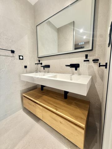 Vous cherchez une maison clé en main, moderne et lumineuse ? Ne cherchez plus.
Située sur la commune prisée de Le Rheu, cette maison contemporaine neuve, jamais habitée, offre des prestations haut de gamme et des volumes exceptionnels.
À seulement 5 minutes du centre-ville et de toutes les commodités (écoles, commerces…) et 15 minutes de Rennes.

✨ Dès l’entrée, le charme opère :
Une pièce de vie spacieuse et baignée de lumière avec cuisine ouverte entièrement équipée + cave à vin intégrée.
Une suite parentale au rez-de-chaussée avec dressing, une salle d’eau privative et wc privé. 
Buanderie + WC séparé.

🛏 À l’étage :
Un espace mezzanine idéal (bureau, coin détente…)
4 belles chambres, dont 3 avec accès direct à une terrasse 🌞
Salle de bain avec baignoire + douche
WC séparé

🌿 Côté extérieur :
Terrain entièrement clos + terrasse pour profiter des beaux jours en toute tranquillité.

♨️ Confort & performance énergétique :
Maison chauffée par une pompe à chaleur sans groupe extérieur (aucune nuisance sonore),
alimentant un plancher chauffant au rez-de-chaussée et des radiateurs à l’étage → confort optimal toute l’année.

💎 Ce qu’on adore :
✔ Maison neuve = zéro travaux
✔ 5 chambres dont suite parentale au RDC
✔ Mezzanine polyvalente
✔ Prestations premium
✔ Luminosité exceptionnelle
✔ Proximité immédiate des commodités
✔ Accès rapide à Rennes

Certaines photos sont non contractuelles et aident à la projection. 
📞 Bien rare sur le secteur – à visiter sans tarder !
Un conseiller disponible 7/7.
