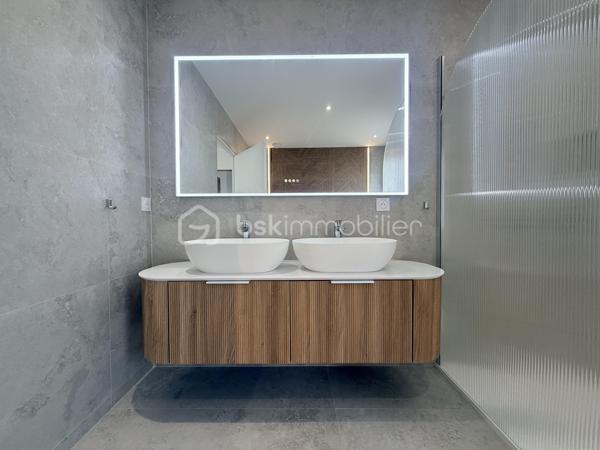 Vous cherchez une maison clé en main, moderne et lumineuse ? Ne cherchez plus.
Située sur la commune prisée de Le Rheu, cette maison contemporaine neuve, jamais habitée, offre des prestations haut de gamme et des volumes exceptionnels.
À seulement 5 minutes du centre-ville et de toutes les commodités (écoles, commerces…) et 15 minutes de Rennes.

✨ Dès l’entrée, le charme opère :
Une pièce de vie spacieuse et baignée de lumière avec cuisine ouverte entièrement équipée + cave à vin intégrée.
Une suite parentale au rez-de-chaussée avec dressing, une salle d’eau privative et wc privé. 
Buanderie + WC séparé.

🛏 À l’étage :
Un espace mezzanine idéal (bureau, coin détente…)
4 belles chambres, dont 3 avec accès direct à une terrasse 🌞
Salle de bain avec baignoire + douche
WC séparé

🌿 Côté extérieur :
Terrain entièrement clos + terrasse pour profiter des beaux jours en toute tranquillité.

♨️ Confort & performance énergétique :
Maison chauffée par une pompe à chaleur sans groupe extérieur (aucune nuisance sonore),
alimentant un plancher chauffant au rez-de-chaussée et des radiateurs à l’étage → confort optimal toute l’année.

💎 Ce qu’on adore :
✔ Maison neuve = zéro travaux
✔ 5 chambres dont suite parentale au RDC
✔ Mezzanine polyvalente
✔ Prestations premium
✔ Luminosité exceptionnelle
✔ Proximité immédiate des commodités
✔ Accès rapide à Rennes

Certaines photos sont non contractuelles et aident à la projection. 
📞 Bien rare sur le secteur – à visiter sans tarder !
Un conseiller disponible 7/7.