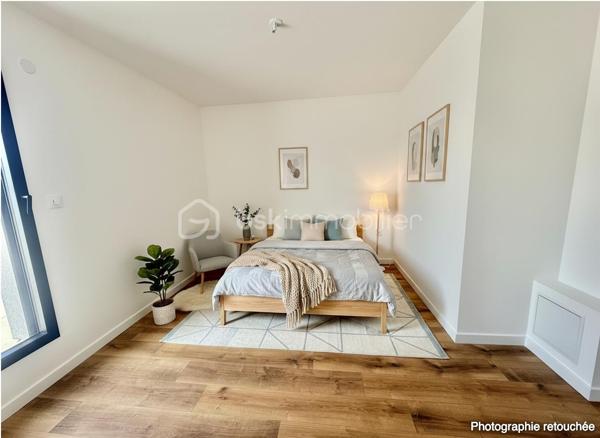 Vous cherchez une maison clé en main, moderne et lumineuse ? Ne cherchez plus.
Située sur la commune prisée de Le Rheu, cette maison contemporaine neuve, jamais habitée, offre des prestations haut de gamme et des volumes exceptionnels.
À seulement 5 minutes du centre-ville et de toutes les commodités (écoles, commerces…) et 15 minutes de Rennes.

✨ Dès l’entrée, le charme opère :
Une pièce de vie spacieuse et baignée de lumière avec cuisine ouverte entièrement équipée + cave à vin intégrée.
Une suite parentale au rez-de-chaussée avec dressing, une salle d’eau privative et wc privé. 
Buanderie + WC séparé.

🛏 À l’étage :
Un espace mezzanine idéal (bureau, coin détente…)
4 belles chambres, dont 3 avec accès direct à une terrasse 🌞
Salle de bain avec baignoire + douche
WC séparé

🌿 Côté extérieur :
Terrain entièrement clos + terrasse pour profiter des beaux jours en toute tranquillité.

♨️ Confort & performance énergétique :
Maison chauffée par une pompe à chaleur sans groupe extérieur (aucune nuisance sonore),
alimentant un plancher chauffant au rez-de-chaussée et des radiateurs à l’étage → confort optimal toute l’année.

💎 Ce qu’on adore :
✔ Maison neuve = zéro travaux
✔ 5 chambres dont suite parentale au RDC
✔ Mezzanine polyvalente
✔ Prestations premium
✔ Luminosité exceptionnelle
✔ Proximité immédiate des commodités
✔ Accès rapide à Rennes

Certaines photos sont non contractuelles et aident à la projection. 
📞 Bien rare sur le secteur – à visiter sans tarder !
Un conseiller disponible 7/7.