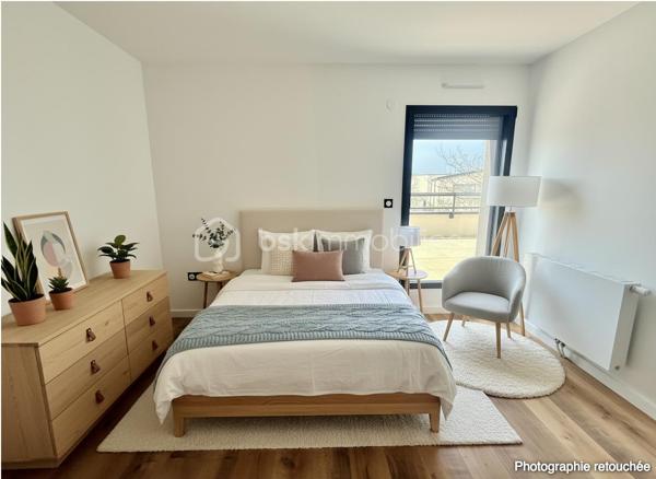 Vous cherchez une maison clé en main, moderne et lumineuse ? Ne cherchez plus.
Située sur la commune prisée de Le Rheu, cette maison contemporaine neuve, jamais habitée, offre des prestations haut de gamme et des volumes exceptionnels.
À seulement 5 minutes du centre-ville et de toutes les commodités (écoles, commerces…) et 15 minutes de Rennes.

✨ Dès l’entrée, le charme opère :
Une pièce de vie spacieuse et baignée de lumière avec cuisine ouverte entièrement équipée + cave à vin intégrée.
Une suite parentale au rez-de-chaussée avec dressing, une salle d’eau privative et wc privé. 
Buanderie + WC séparé.

🛏 À l’étage :
Un espace mezzanine idéal (bureau, coin détente…)
4 belles chambres, dont 3 avec accès direct à une terrasse 🌞
Salle de bain avec baignoire + douche
WC séparé

🌿 Côté extérieur :
Terrain entièrement clos + terrasse pour profiter des beaux jours en toute tranquillité.

♨️ Confort & performance énergétique :
Maison chauffée par une pompe à chaleur sans groupe extérieur (aucune nuisance sonore),
alimentant un plancher chauffant au rez-de-chaussée et des radiateurs à l’étage → confort optimal toute l’année.

💎 Ce qu’on adore :
✔ Maison neuve = zéro travaux
✔ 5 chambres dont suite parentale au RDC
✔ Mezzanine polyvalente
✔ Prestations premium
✔ Luminosité exceptionnelle
✔ Proximité immédiate des commodités
✔ Accès rapide à Rennes

Certaines photos sont non contractuelles et aident à la projection. 
📞 Bien rare sur le secteur – à visiter sans tarder !
Un conseiller disponible 7/7.