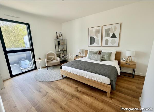 Vous cherchez une maison clé en main, moderne et lumineuse ? Ne cherchez plus.
Située sur la commune prisée de Le Rheu, cette maison contemporaine neuve, jamais habitée, offre des prestations haut de gamme et des volumes exceptionnels.
À seulement 5 minutes du centre-ville et de toutes les commodités (écoles, commerces…) et 15 minutes de Rennes.

✨ Dès l’entrée, le charme opère :
Une pièce de vie spacieuse et baignée de lumière avec cuisine ouverte entièrement équipée + cave à vin intégrée.
Une suite parentale au rez-de-chaussée avec dressing, une salle d’eau privative et wc privé. 
Buanderie + WC séparé.

🛏 À l’étage :
Un espace mezzanine idéal (bureau, coin détente…)
4 belles chambres, dont 3 avec accès direct à une terrasse 🌞
Salle de bain avec baignoire + douche
WC séparé

🌿 Côté extérieur :
Terrain entièrement clos + terrasse pour profiter des beaux jours en toute tranquillité.

♨️ Confort & performance énergétique :
Maison chauffée par une pompe à chaleur sans groupe extérieur (aucune nuisance sonore),
alimentant un plancher chauffant au rez-de-chaussée et des radiateurs à l’étage → confort optimal toute l’année.

💎 Ce qu’on adore :
✔ Maison neuve = zéro travaux
✔ 5 chambres dont suite parentale au RDC
✔ Mezzanine polyvalente
✔ Prestations premium
✔ Luminosité exceptionnelle
✔ Proximité immédiate des commodités
✔ Accès rapide à Rennes

Certaines photos sont non contractuelles et aident à la projection. 
📞 Bien rare sur le secteur – à visiter sans tarder !
Un conseiller disponible 7/7.