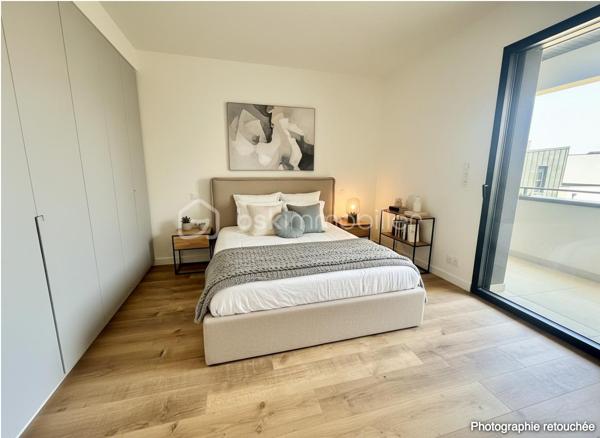 Vous cherchez une maison clé en main, moderne et lumineuse ? Ne cherchez plus.
Située sur la commune prisée de Le Rheu, cette maison contemporaine neuve, jamais habitée, offre des prestations haut de gamme et des volumes exceptionnels.
À seulement 5 minutes du centre-ville et de toutes les commodités (écoles, commerces…) et 15 minutes de Rennes.

✨ Dès l’entrée, le charme opère :
Une pièce de vie spacieuse et baignée de lumière avec cuisine ouverte entièrement équipée + cave à vin intégrée.
Une suite parentale au rez-de-chaussée avec dressing, une salle d’eau privative et wc privé. 
Buanderie + WC séparé.

🛏 À l’étage :
Un espace mezzanine idéal (bureau, coin détente…)
4 belles chambres, dont 3 avec accès direct à une terrasse 🌞
Salle de bain avec baignoire + douche
WC séparé

🌿 Côté extérieur :
Terrain entièrement clos + terrasse pour profiter des beaux jours en toute tranquillité.

♨️ Confort & performance énergétique :
Maison chauffée par une pompe à chaleur sans groupe extérieur (aucune nuisance sonore),
alimentant un plancher chauffant au rez-de-chaussée et des radiateurs à l’étage → confort optimal toute l’année.

💎 Ce qu’on adore :
✔ Maison neuve = zéro travaux
✔ 5 chambres dont suite parentale au RDC
✔ Mezzanine polyvalente
✔ Prestations premium
✔ Luminosité exceptionnelle
✔ Proximité immédiate des commodités
✔ Accès rapide à Rennes

Certaines photos sont non contractuelles et aident à la projection. 
📞 Bien rare sur le secteur – à visiter sans tarder !
Un conseiller disponible 7/7.