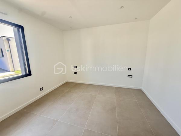 Vous cherchez une maison clé en main, moderne et lumineuse ? Ne cherchez plus.
Située sur la commune prisée de Le Rheu, cette maison contemporaine neuve, jamais habitée, offre des prestations haut de gamme et des volumes exceptionnels.
À seulement 5 minutes du centre-ville et de toutes les commodités (écoles, commerces…) et 15 minutes de Rennes.

✨ Dès l’entrée, le charme opère :
Une pièce de vie spacieuse et baignée de lumière avec cuisine ouverte entièrement équipée + cave à vin intégrée.
Une suite parentale au rez-de-chaussée avec dressing, une salle d’eau privative et wc privé. 
Buanderie + WC séparé.

🛏 À l’étage :
Un espace mezzanine idéal (bureau, coin détente…)
4 belles chambres, dont 3 avec accès direct à une terrasse 🌞
Salle de bain avec baignoire + douche
WC séparé

🌿 Côté extérieur :
Terrain entièrement clos + terrasse pour profiter des beaux jours en toute tranquillité.

♨️ Confort & performance énergétique :
Maison chauffée par une pompe à chaleur sans groupe extérieur (aucune nuisance sonore),
alimentant un plancher chauffant au rez-de-chaussée et des radiateurs à l’étage → confort optimal toute l’année.

💎 Ce qu’on adore :
✔ Maison neuve = zéro travaux
✔ 5 chambres dont suite parentale au RDC
✔ Mezzanine polyvalente
✔ Prestations premium
✔ Luminosité exceptionnelle
✔ Proximité immédiate des commodités
✔ Accès rapide à Rennes

Certaines photos sont non contractuelles et aident à la projection. 
📞 Bien rare sur le secteur – à visiter sans tarder !
Un conseiller disponible 7/7.