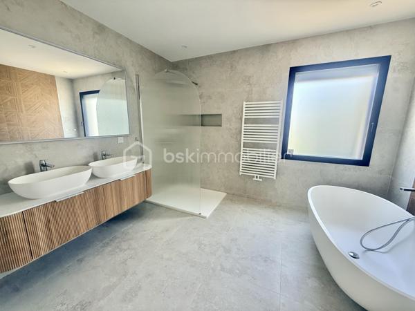 Vous cherchez une maison clé en main, moderne et lumineuse ? Ne cherchez plus.
Située sur la commune prisée de Le Rheu, cette maison contemporaine neuve, jamais habitée, offre des prestations haut de gamme et des volumes exceptionnels.
À seulement 5 minutes du centre-ville et de toutes les commodités (écoles, commerces…) et 15 minutes de Rennes.

✨ Dès l’entrée, le charme opère :
Une pièce de vie spacieuse et baignée de lumière avec cuisine ouverte entièrement équipée + cave à vin intégrée.
Une suite parentale au rez-de-chaussée avec dressing, une salle d’eau privative et wc privé. 
Buanderie + WC séparé.

🛏 À l’étage :
Un espace mezzanine idéal (bureau, coin détente…)
4 belles chambres, dont 3 avec accès direct à une terrasse 🌞
Salle de bain avec baignoire + douche
WC séparé

🌿 Côté extérieur :
Terrain entièrement clos + terrasse pour profiter des beaux jours en toute tranquillité.

♨️ Confort & performance énergétique :
Maison chauffée par une pompe à chaleur sans groupe extérieur (aucune nuisance sonore),
alimentant un plancher chauffant au rez-de-chaussée et des radiateurs à l’étage → confort optimal toute l’année.

💎 Ce qu’on adore :
✔ Maison neuve = zéro travaux
✔ 5 chambres dont suite parentale au RDC
✔ Mezzanine polyvalente
✔ Prestations premium
✔ Luminosité exceptionnelle
✔ Proximité immédiate des commodités
✔ Accès rapide à Rennes

Certaines photos sont non contractuelles et aident à la projection. 
📞 Bien rare sur le secteur – à visiter sans tarder !
Un conseiller disponible 7/7.