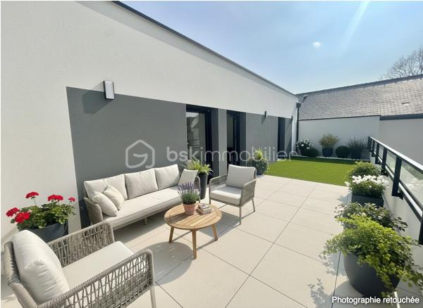 Vous cherchez une maison clé en main, moderne et lumineuse ? Ne cherchez plus.
Située sur la commune prisée de Le Rheu, cette maison contemporaine neuve, jamais habitée, offre des prestations haut de gamme et des volumes exceptionnels.
À seulement 5 minutes du centre-ville et de toutes les commodités (écoles, commerces…) et 15 minutes de Rennes.

✨ Dès l’entrée, le charme opère :
Une pièce de vie spacieuse et baignée de lumière avec cuisine ouverte entièrement équipée + cave à vin intégrée.
Une suite parentale au rez-de-chaussée avec dressing, une salle d’eau privative et wc privé. 
Buanderie + WC séparé.

🛏 À l’étage :
Un espace mezzanine idéal (bureau, coin détente…)
4 belles chambres, dont 3 avec accès direct à une terrasse 🌞
Salle de bain avec baignoire + douche
WC séparé

🌿 Côté extérieur :
Terrain entièrement clos + terrasse pour profiter des beaux jours en toute tranquillité.

♨️ Confort & performance énergétique :
Maison chauffée par une pompe à chaleur sans groupe extérieur (aucune nuisance sonore),
alimentant un plancher chauffant au rez-de-chaussée et des radiateurs à l’étage → confort optimal toute l’année.

💎 Ce qu’on adore :
✔ Maison neuve = zéro travaux
✔ 5 chambres dont suite parentale au RDC
✔ Mezzanine polyvalente
✔ Prestations premium
✔ Luminosité exceptionnelle
✔ Proximité immédiate des commodités
✔ Accès rapide à Rennes

Certaines photos sont non contractuelles et aident à la projection. 
📞 Bien rare sur le secteur – à visiter sans tarder !
Un conseiller disponible 7/7.