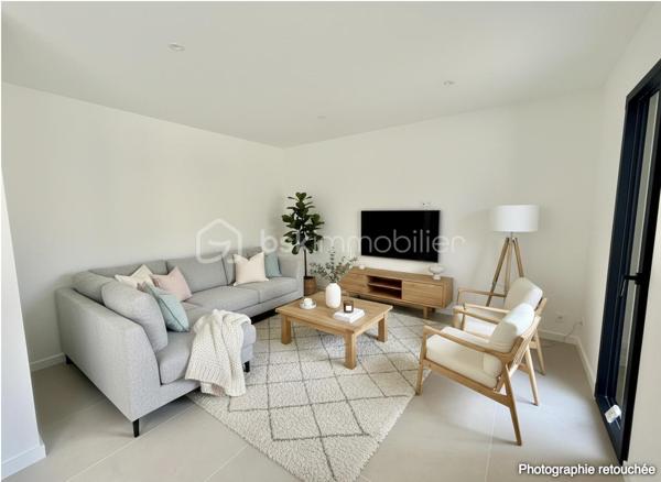 Vous cherchez une maison clé en main, moderne et lumineuse ? Ne cherchez plus.
Située sur la commune prisée de Le Rheu, cette maison contemporaine neuve, jamais habitée, offre des prestations haut de gamme et des volumes exceptionnels.
À seulement 5 minutes du centre-ville et de toutes les commodités (écoles, commerces…) et 15 minutes de Rennes.

✨ Dès l’entrée, le charme opère :
Une pièce de vie spacieuse et baignée de lumière avec cuisine ouverte entièrement équipée + cave à vin intégrée.
Une suite parentale au rez-de-chaussée avec dressing, une salle d’eau privative et wc privé. 
Buanderie + WC séparé.

🛏 À l’étage :
Un espace mezzanine idéal (bureau, coin détente…)
4 belles chambres, dont 3 avec accès direct à une terrasse 🌞
Salle de bain avec baignoire + douche
WC séparé

🌿 Côté extérieur :
Terrain entièrement clos + terrasse pour profiter des beaux jours en toute tranquillité.

♨️ Confort & performance énergétique :
Maison chauffée par une pompe à chaleur sans groupe extérieur (aucune nuisance sonore),
alimentant un plancher chauffant au rez-de-chaussée et des radiateurs à l’étage → confort optimal toute l’année.

💎 Ce qu’on adore :
✔ Maison neuve = zéro travaux
✔ 5 chambres dont suite parentale au RDC
✔ Mezzanine polyvalente
✔ Prestations premium
✔ Luminosité exceptionnelle
✔ Proximité immédiate des commodités
✔ Accès rapide à Rennes

Certaines photos sont non contractuelles et aident à la projection. 
📞 Bien rare sur le secteur – à visiter sans tarder !
Un conseiller disponible 7/7.