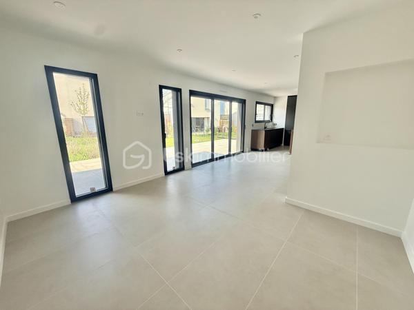 Vous cherchez une maison clé en main, moderne et lumineuse ? Ne cherchez plus.
Située sur la commune prisée de Le Rheu, cette maison contemporaine neuve, jamais habitée, offre des prestations haut de gamme et des volumes exceptionnels.
À seulement 5 minutes du centre-ville et de toutes les commodités (écoles, commerces…) et 15 minutes de Rennes.

✨ Dès l’entrée, le charme opère :
Une pièce de vie spacieuse et baignée de lumière avec cuisine ouverte entièrement équipée + cave à vin intégrée.
Une suite parentale au rez-de-chaussée avec dressing, une salle d’eau privative et wc privé. 
Buanderie + WC séparé.

🛏 À l’étage :
Un espace mezzanine idéal (bureau, coin détente…)
4 belles chambres, dont 3 avec accès direct à une terrasse 🌞
Salle de bain avec baignoire + douche
WC séparé

🌿 Côté extérieur :
Terrain entièrement clos + terrasse pour profiter des beaux jours en toute tranquillité.

♨️ Confort & performance énergétique :
Maison chauffée par une pompe à chaleur sans groupe extérieur (aucune nuisance sonore),
alimentant un plancher chauffant au rez-de-chaussée et des radiateurs à l’étage → confort optimal toute l’année.

💎 Ce qu’on adore :
✔ Maison neuve = zéro travaux
✔ 5 chambres dont suite parentale au RDC
✔ Mezzanine polyvalente
✔ Prestations premium
✔ Luminosité exceptionnelle
✔ Proximité immédiate des commodités
✔ Accès rapide à Rennes

Certaines photos sont non contractuelles et aident à la projection. 
📞 Bien rare sur le secteur – à visiter sans tarder !
Un conseiller disponible 7/7.