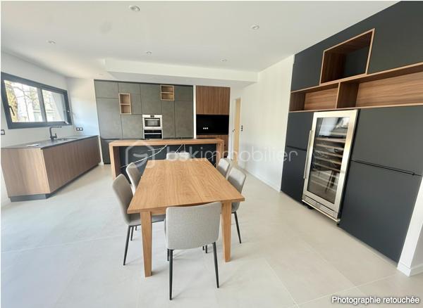 Vous cherchez une maison clé en main, moderne et lumineuse ? Ne cherchez plus.
Située sur la commune prisée de Le Rheu, cette maison contemporaine neuve, jamais habitée, offre des prestations haut de gamme et des volumes exceptionnels.
À seulement 5 minutes du centre-ville et de toutes les commodités (écoles, commerces…) et 15 minutes de Rennes.

✨ Dès l’entrée, le charme opère :
Une pièce de vie spacieuse et baignée de lumière avec cuisine ouverte entièrement équipée + cave à vin intégrée.
Une suite parentale au rez-de-chaussée avec dressing, une salle d’eau privative et wc privé. 
Buanderie + WC séparé.

🛏 À l’étage :
Un espace mezzanine idéal (bureau, coin détente…)
4 belles chambres, dont 3 avec accès direct à une terrasse 🌞
Salle de bain avec baignoire + douche
WC séparé

🌿 Côté extérieur :
Terrain entièrement clos + terrasse pour profiter des beaux jours en toute tranquillité.

♨️ Confort & performance énergétique :
Maison chauffée par une pompe à chaleur sans groupe extérieur (aucune nuisance sonore),
alimentant un plancher chauffant au rez-de-chaussée et des radiateurs à l’étage → confort optimal toute l’année.

💎 Ce qu’on adore :
✔ Maison neuve = zéro travaux
✔ 5 chambres dont suite parentale au RDC
✔ Mezzanine polyvalente
✔ Prestations premium
✔ Luminosité exceptionnelle
✔ Proximité immédiate des commodités
✔ Accès rapide à Rennes

Certaines photos sont non contractuelles et aident à la projection. 
📞 Bien rare sur le secteur – à visiter sans tarder !
Un conseiller disponible 7/7.