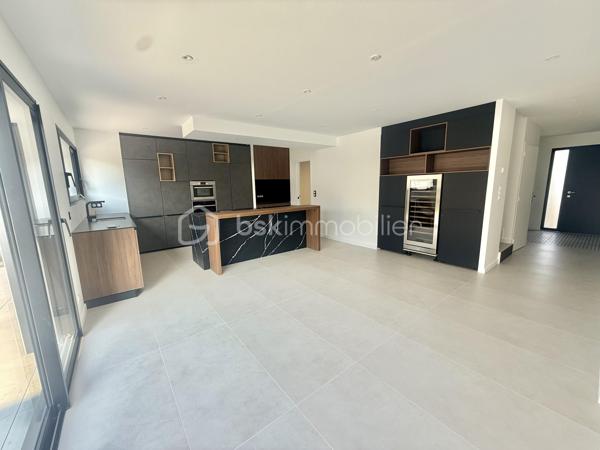 Vous cherchez une maison clé en main, moderne et lumineuse ? Ne cherchez plus.
Située sur la commune prisée de Le Rheu, cette maison contemporaine neuve, jamais habitée, offre des prestations haut de gamme et des volumes exceptionnels.
À seulement 5 minutes du centre-ville et de toutes les commodités (écoles, commerces…) et 15 minutes de Rennes.

✨ Dès l’entrée, le charme opère :
Une pièce de vie spacieuse et baignée de lumière avec cuisine ouverte entièrement équipée + cave à vin intégrée.
Une suite parentale au rez-de-chaussée avec dressing, une salle d’eau privative et wc privé. 
Buanderie + WC séparé.

🛏 À l’étage :
Un espace mezzanine idéal (bureau, coin détente…)
4 belles chambres, dont 3 avec accès direct à une terrasse 🌞
Salle de bain avec baignoire + douche
WC séparé

🌿 Côté extérieur :
Terrain entièrement clos + terrasse pour profiter des beaux jours en toute tranquillité.

♨️ Confort & performance énergétique :
Maison chauffée par une pompe à chaleur sans groupe extérieur (aucune nuisance sonore),
alimentant un plancher chauffant au rez-de-chaussée et des radiateurs à l’étage → confort optimal toute l’année.

💎 Ce qu’on adore :
✔ Maison neuve = zéro travaux
✔ 5 chambres dont suite parentale au RDC
✔ Mezzanine polyvalente
✔ Prestations premium
✔ Luminosité exceptionnelle
✔ Proximité immédiate des commodités
✔ Accès rapide à Rennes

Certaines photos sont non contractuelles et aident à la projection. 
📞 Bien rare sur le secteur – à visiter sans tarder !
Un conseiller disponible 7/7.