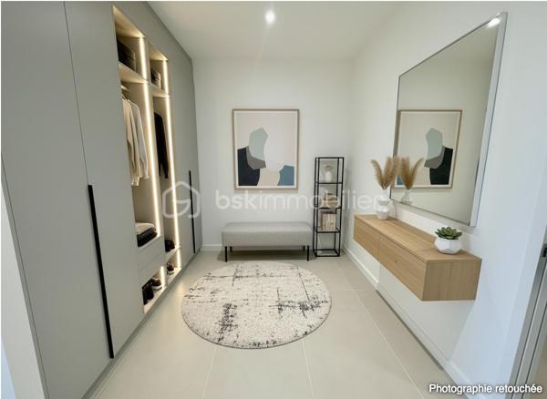 Vous cherchez une maison clé en main, moderne et lumineuse ? Ne cherchez plus.
Située sur la commune prisée de Le Rheu, cette maison contemporaine neuve, jamais habitée, offre des prestations haut de gamme et des volumes exceptionnels.
À seulement 5 minutes du centre-ville et de toutes les commodités (écoles, commerces…) et 15 minutes de Rennes.

✨ Dès l’entrée, le charme opère :
Une pièce de vie spacieuse et baignée de lumière avec cuisine ouverte entièrement équipée + cave à vin intégrée.
Une suite parentale au rez-de-chaussée avec dressing, une salle d’eau privative et wc privé. 
Buanderie + WC séparé.

🛏 À l’étage :
Un espace mezzanine idéal (bureau, coin détente…)
4 belles chambres, dont 3 avec accès direct à une terrasse 🌞
Salle de bain avec baignoire + douche
WC séparé

🌿 Côté extérieur :
Terrain entièrement clos + terrasse pour profiter des beaux jours en toute tranquillité.

♨️ Confort & performance énergétique :
Maison chauffée par une pompe à chaleur sans groupe extérieur (aucune nuisance sonore),
alimentant un plancher chauffant au rez-de-chaussée et des radiateurs à l’étage → confort optimal toute l’année.

💎 Ce qu’on adore :
✔ Maison neuve = zéro travaux
✔ 5 chambres dont suite parentale au RDC
✔ Mezzanine polyvalente
✔ Prestations premium
✔ Luminosité exceptionnelle
✔ Proximité immédiate des commodités
✔ Accès rapide à Rennes

Certaines photos sont non contractuelles et aident à la projection. 
📞 Bien rare sur le secteur – à visiter sans tarder !
Un conseiller disponible 7/7.