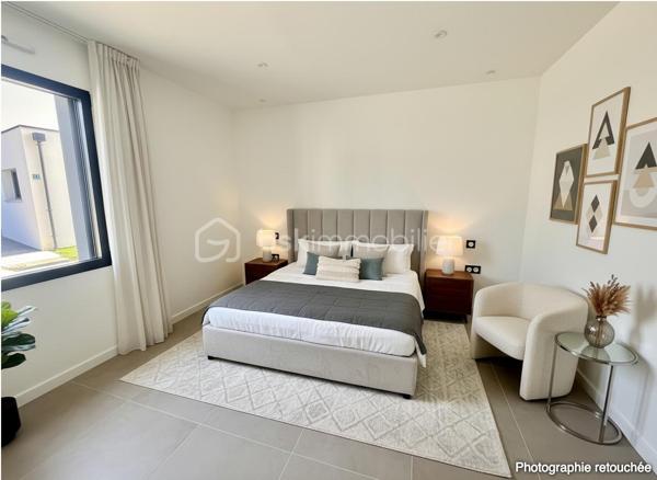 Vous cherchez une maison clé en main, moderne et lumineuse ? Ne cherchez plus.
Située sur la commune prisée de Le Rheu, cette maison contemporaine neuve, jamais habitée, offre des prestations haut de gamme et des volumes exceptionnels.
À seulement 5 minutes du centre-ville et de toutes les commodités (écoles, commerces…) et 15 minutes de Rennes.

✨ Dès l’entrée, le charme opère :
Une pièce de vie spacieuse et baignée de lumière avec cuisine ouverte entièrement équipée + cave à vin intégrée.
Une suite parentale au rez-de-chaussée avec dressing, une salle d’eau privative et wc privé. 
Buanderie + WC séparé.

🛏 À l’étage :
Un espace mezzanine idéal (bureau, coin détente…)
4 belles chambres, dont 3 avec accès direct à une terrasse 🌞
Salle de bain avec baignoire + douche
WC séparé

🌿 Côté extérieur :
Terrain entièrement clos + terrasse pour profiter des beaux jours en toute tranquillité.

♨️ Confort & performance énergétique :
Maison chauffée par une pompe à chaleur sans groupe extérieur (aucune nuisance sonore),
alimentant un plancher chauffant au rez-de-chaussée et des radiateurs à l’étage → confort optimal toute l’année.

💎 Ce qu’on adore :
✔ Maison neuve = zéro travaux
✔ 5 chambres dont suite parentale au RDC
✔ Mezzanine polyvalente
✔ Prestations premium
✔ Luminosité exceptionnelle
✔ Proximité immédiate des commodités
✔ Accès rapide à Rennes

Certaines photos sont non contractuelles et aident à la projection. 
📞 Bien rare sur le secteur – à visiter sans tarder !
Un conseiller disponible 7/7.