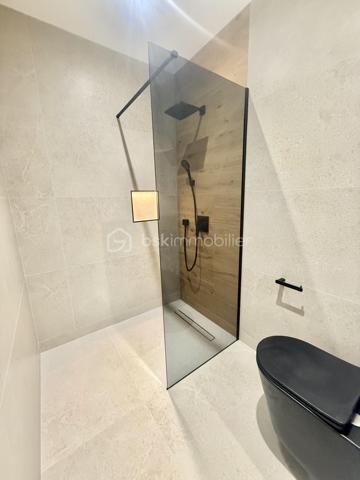 Vous cherchez une maison clé en main, moderne et lumineuse ? Ne cherchez plus.
Située sur la commune prisée de Le Rheu, cette maison contemporaine neuve, jamais habitée, offre des prestations haut de gamme et des volumes exceptionnels.
À seulement 5 minutes du centre-ville et de toutes les commodités (écoles, commerces…) et 15 minutes de Rennes.

✨ Dès l’entrée, le charme opère :
Une pièce de vie spacieuse et baignée de lumière avec cuisine ouverte entièrement équipée + cave à vin intégrée.
Une suite parentale au rez-de-chaussée avec dressing, une salle d’eau privative et wc privé. 
Buanderie + WC séparé.

🛏 À l’étage :
Un espace mezzanine idéal (bureau, coin détente…)
4 belles chambres, dont 3 avec accès direct à une terrasse 🌞
Salle de bain avec baignoire + douche
WC séparé

🌿 Côté extérieur :
Terrain entièrement clos + terrasse pour profiter des beaux jours en toute tranquillité.

♨️ Confort & performance énergétique :
Maison chauffée par une pompe à chaleur sans groupe extérieur (aucune nuisance sonore),
alimentant un plancher chauffant au rez-de-chaussée et des radiateurs à l’étage → confort optimal toute l’année.

💎 Ce qu’on adore :
✔ Maison neuve = zéro travaux
✔ 5 chambres dont suite parentale au RDC
✔ Mezzanine polyvalente
✔ Prestations premium
✔ Luminosité exceptionnelle
✔ Proximité immédiate des commodités
✔ Accès rapide à Rennes

Certaines photos sont non contractuelles et aident à la projection. 
📞 Bien rare sur le secteur – à visiter sans tarder !
Un conseiller disponible 7/7.