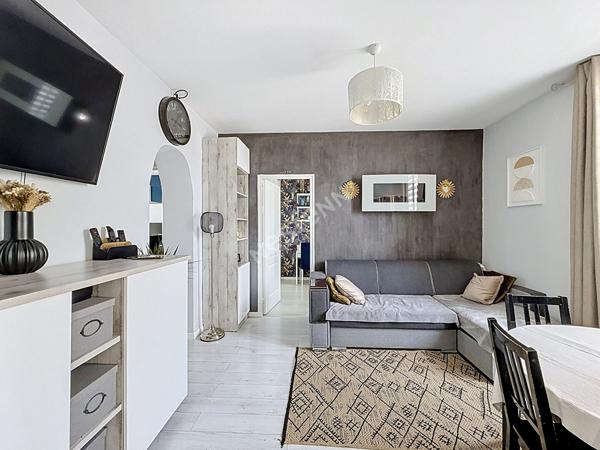 MONTREUIL, PROCHE COMMERCES ET ECOLES, JOLI 3 PIECES TRAVERSANT ENTIEREMENT RENOVE AVEC 2 CAVES.
