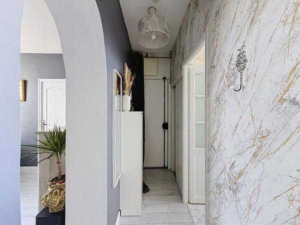 MONTREUIL, PROCHE COMMERCES ET ECOLES, JOLI 3 PIECES TRAVERSANT ENTIEREMENT RENOVE AVEC 2 CAVES.
