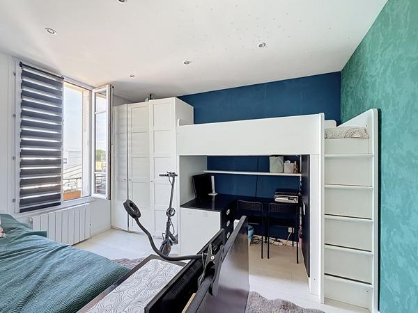 MONTREUIL, PROCHE COMMERCES ET ECOLES, JOLI 3 PIECES TRAVERSANT ENTIEREMENT RENOVE AVEC 2 CAVES.