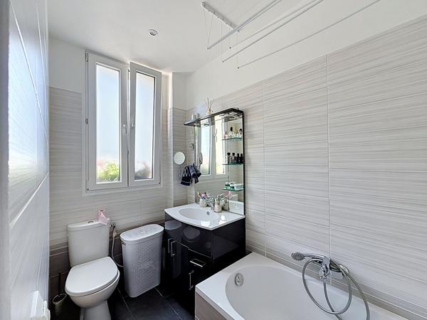 MONTREUIL, PROCHE COMMERCES ET ECOLES, JOLI 3 PIECES TRAVERSANT ENTIEREMENT RENOVE AVEC 2 CAVES.