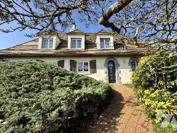Maison familiale avec beaux volumes et grand terrain paysagé – Proche zone commerciale d’Arçonnay
