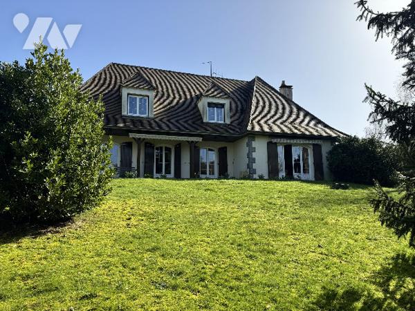 Maison familiale avec beaux volumes et grand terrain paysagé – Proche zone commerciale d’Arçonnay