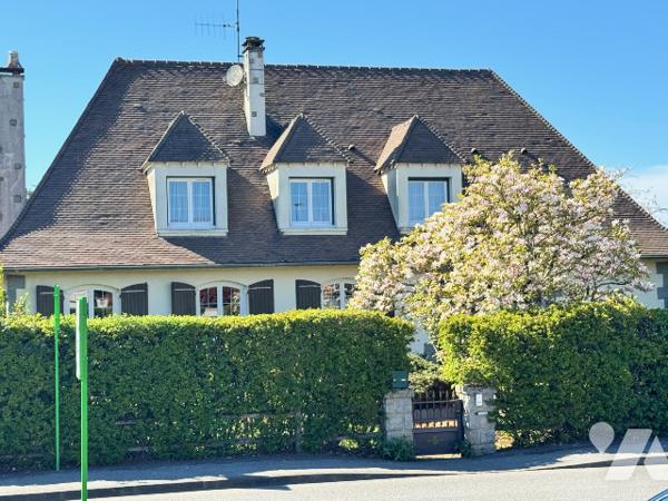 Maison familiale avec beaux volumes et grand terrain paysagé – Proche zone commerciale d’Arçonnay