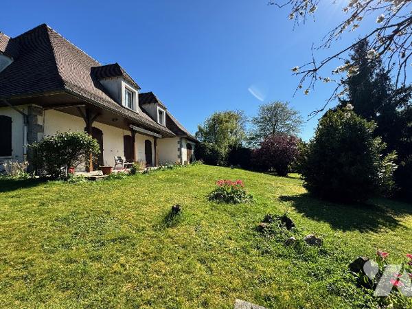 Maison familiale avec beaux volumes et grand terrain paysagé – Proche zone commerciale d’Arçonnay
